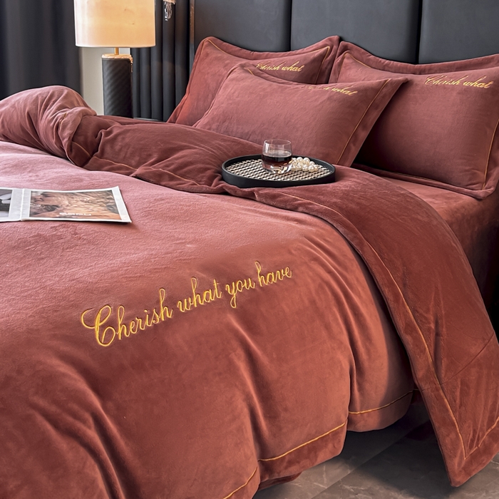 91家纺网 家纺一手货源 找家纺 鸿织源家纺 2025新款230g全消光牛奶绒刺绣四件套 摩卡棕