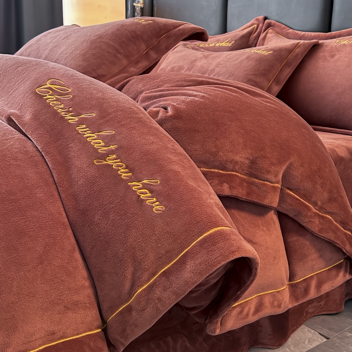 91家纺网 家纺一手货源 找家纺 鸿织源家纺 2025新款230g全消光牛奶绒刺绣四件套 摩卡棕