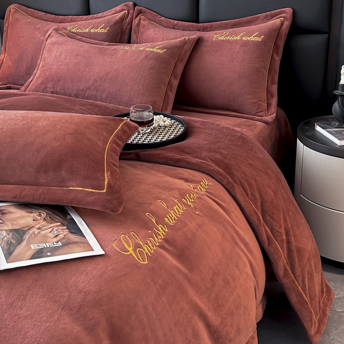 91家纺网 家纺一手货源 找家纺 鸿织源家纺 2025新款230g全消光牛奶绒刺绣四件套 摩卡棕