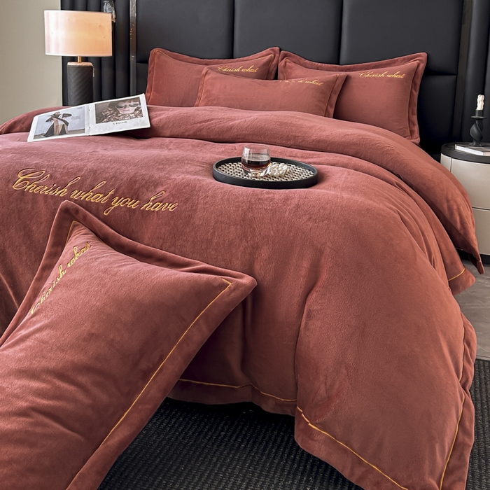 91家纺网 家纺一手货源 找家纺 鸿织源家纺 2025新款230g全消光牛奶绒刺绣四件套 摩卡棕