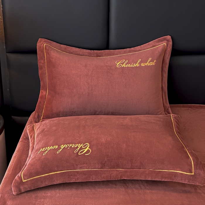 91家纺网 家纺一手货源 找家纺 鸿织源家纺 2025新款230g全消光牛奶绒刺绣四件套 摩卡棕