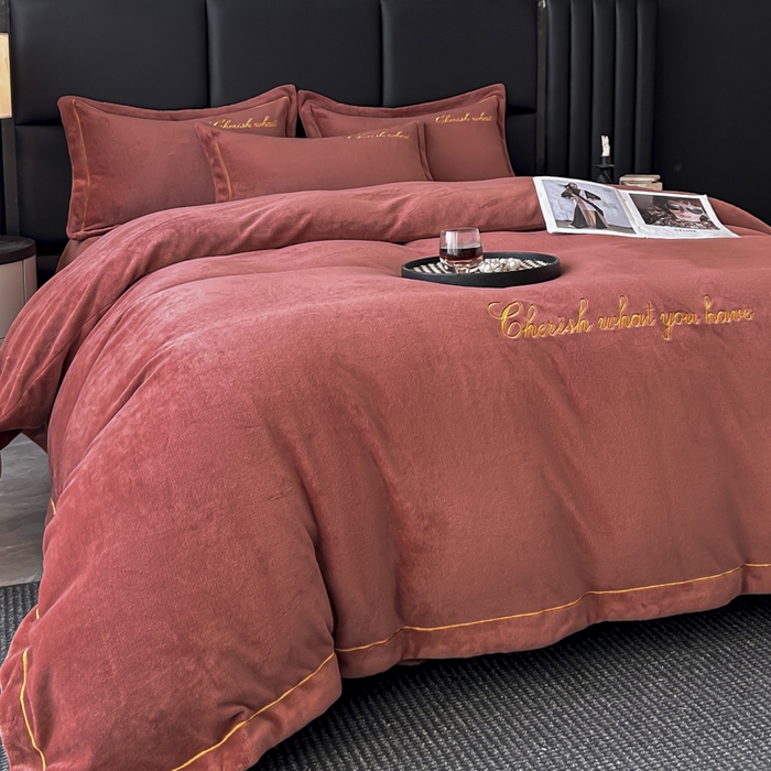 91家纺网 家纺一手货源 找家纺 鸿织源家纺 2025新款230g全消光牛奶绒刺绣四件套 摩卡棕