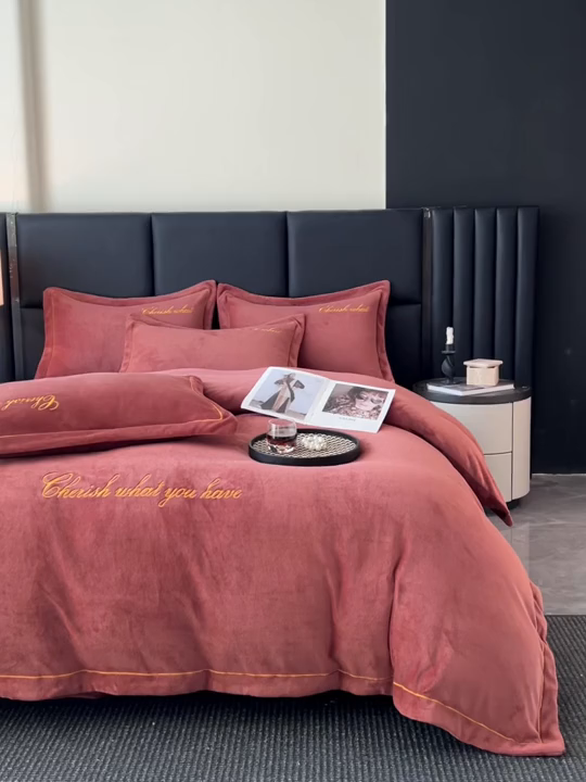 91家纺网 家纺一手货源 找家纺 鸿织源家纺 2025新款230g全消光牛奶绒刺绣四件套 摩卡棕