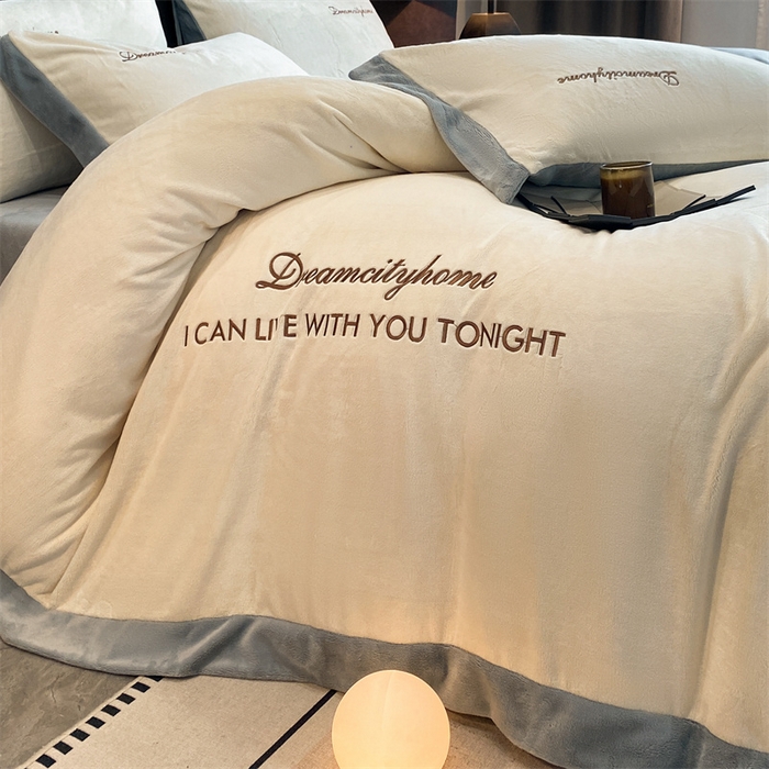 91家纺网 家纺一手货源 找家纺 梦幻之城 2025新款牛奶绒刺绣四件套-安克斯绒B款 安克斯绒-奶芋色+星辰灰