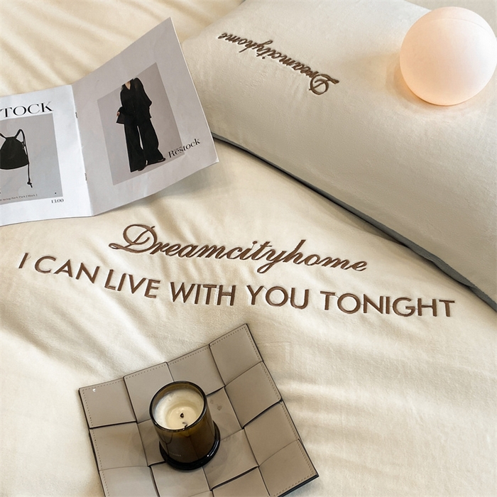 91家纺网 家纺一手货源 找家纺 梦幻之城 2025新款牛奶绒刺绣四件套-安克斯绒B款 安克斯绒-奶芋色+星辰灰