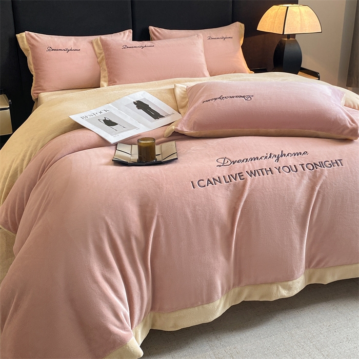 91家纺网 家纺一手货源 找家纺 梦幻之城 2025新款牛奶绒刺绣四件套-安克斯绒B款 安克斯绒-可可粉+香槟色