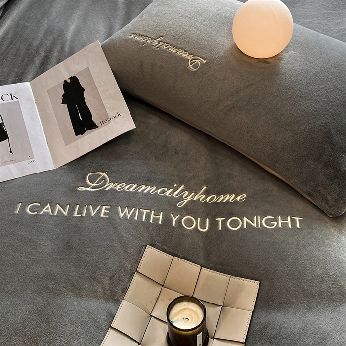 91家纺网 家纺一手货源 找家纺 梦幻之城 2025新款牛奶绒刺绣四件套-安克斯绒B款 安克斯绒-经典灰+香槟色