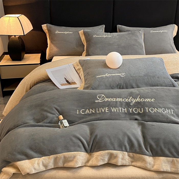 91家纺网 家纺一手货源 找家纺 梦幻之城 2025新款牛奶绒刺绣四件套-安克斯绒B款 安克斯绒-经典灰+香槟色