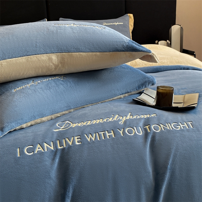 91家纺网 家纺一手货源 找家纺 梦幻之城 2025新款牛奶绒刺绣四件套-安克斯绒B款 安克斯绒-宾利蓝+香槟色