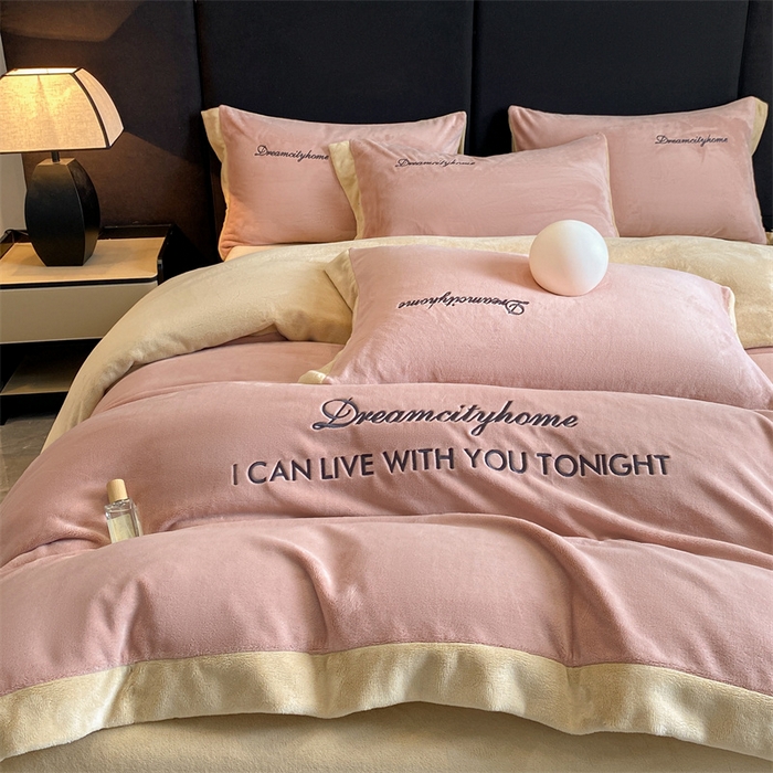 91家纺网 家纺一手货源 找家纺 梦幻之城 2025新款牛奶绒刺绣四件套-安克斯绒B款 安克斯绒-可可粉+香槟色