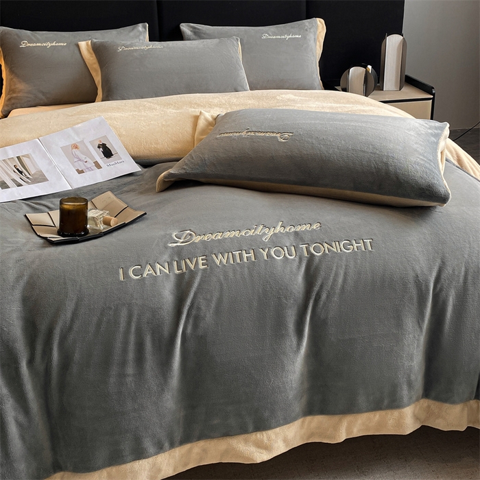 91家纺网 家纺一手货源 找家纺 梦幻之城 2025新款牛奶绒刺绣四件套-安克斯绒B款 安克斯绒-经典灰+香槟色