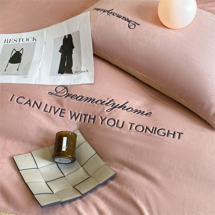 91家纺网 家纺一手货源 找家纺 梦幻之城 2025新款牛奶绒刺绣四件套-安克斯绒B款 安克斯绒-可可粉+香槟色