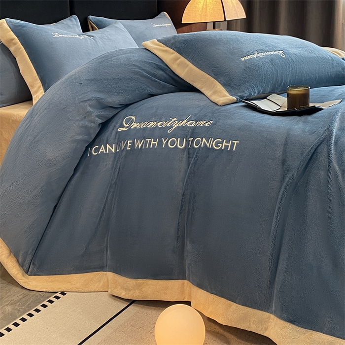 91家纺网 家纺一手货源 找家纺 梦幻之城 2025新款牛奶绒刺绣四件套-安克斯绒B款 安克斯绒-宾利蓝+香槟色