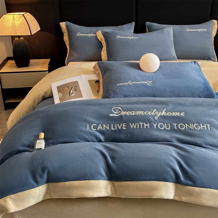 91家纺网 家纺一手货源 找家纺 梦幻之城 2025新款牛奶绒刺绣四件套-安克斯绒B款 安克斯绒-宾利蓝+香槟色