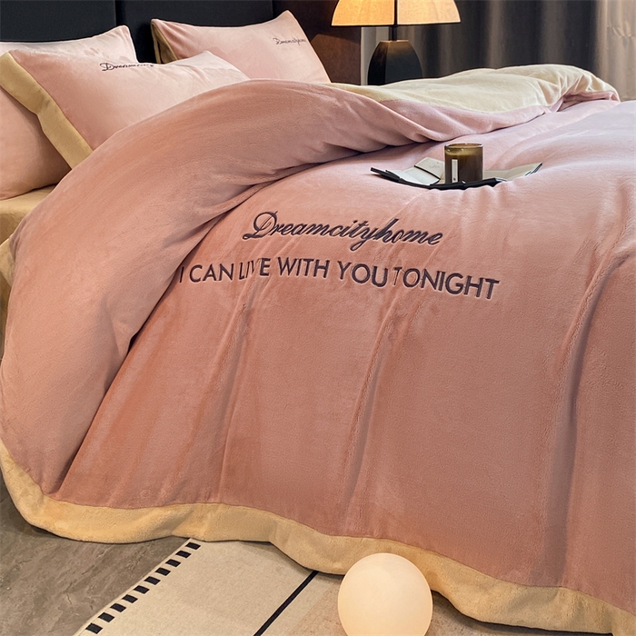 91家纺网 家纺一手货源 找家纺 梦幻之城 2025新款牛奶绒刺绣四件套-安克斯绒B款 安克斯绒-可可粉+香槟色