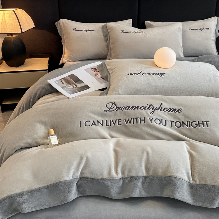 91家纺网 家纺一手货源 找家纺 梦幻之城 2025新款牛奶绒刺绣四件套-安克斯绒B款 安克斯绒-香草灰+经典灰