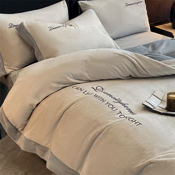 91家纺网 家纺一手货源 找家纺 梦幻之城 2025新款牛奶绒刺绣四件套-安克斯绒B款 安克斯绒-香草灰+经典灰