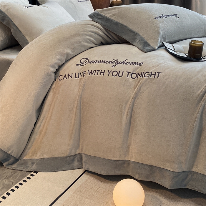 91家纺网 家纺一手货源 找家纺 梦幻之城 2025新款牛奶绒刺绣四件套-安克斯绒B款 安克斯绒-香草灰+经典灰