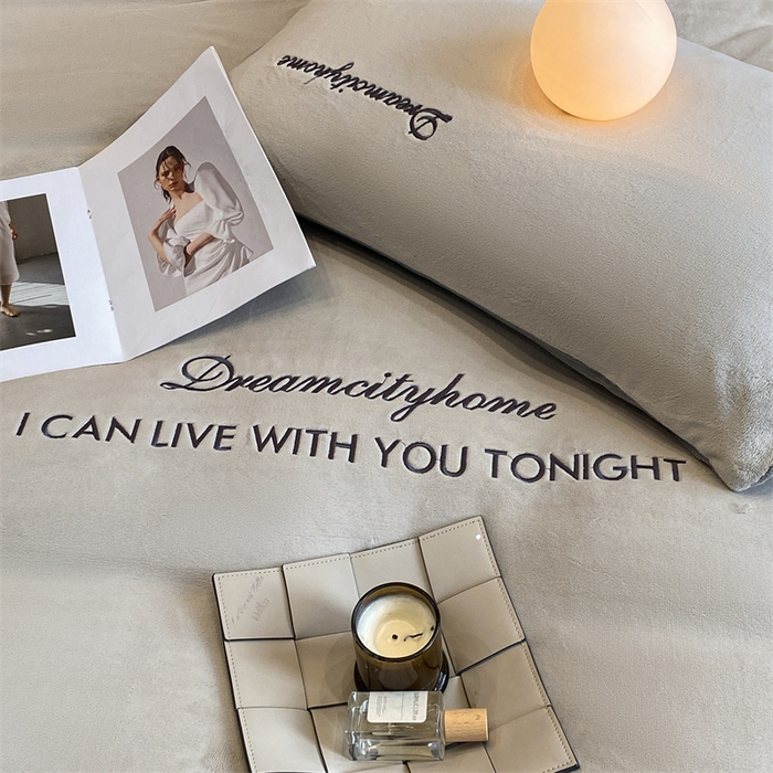 91家纺网 家纺一手货源 找家纺 梦幻之城 2025新款牛奶绒刺绣四件套-安克斯绒B款 安克斯绒-香草灰+经典灰