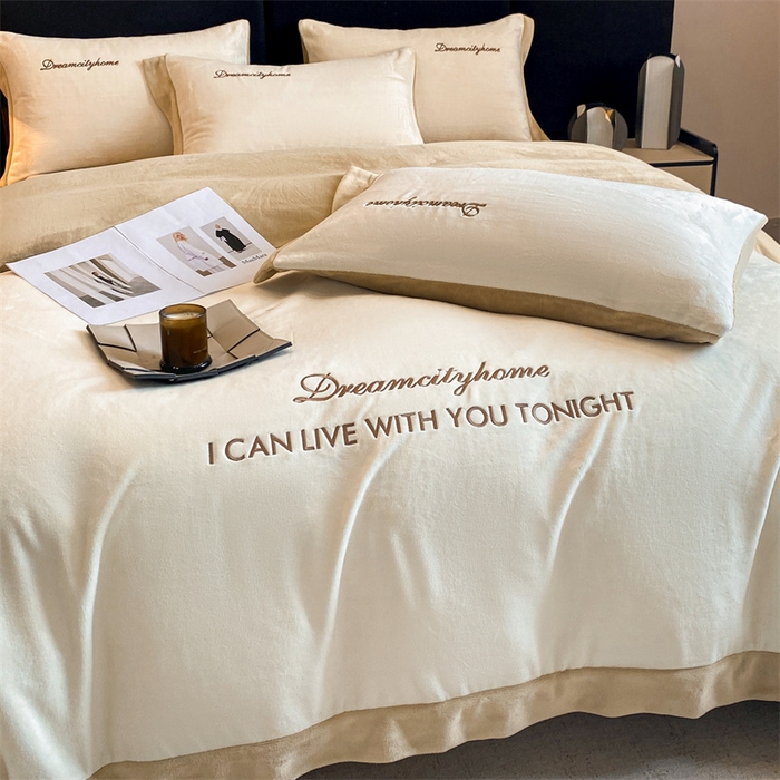 91家纺网 家纺一手货源 找家纺 梦幻之城 2025新款牛奶绒刺绣四件套-安克斯绒B款 安克斯绒-奶芋色+杏仁