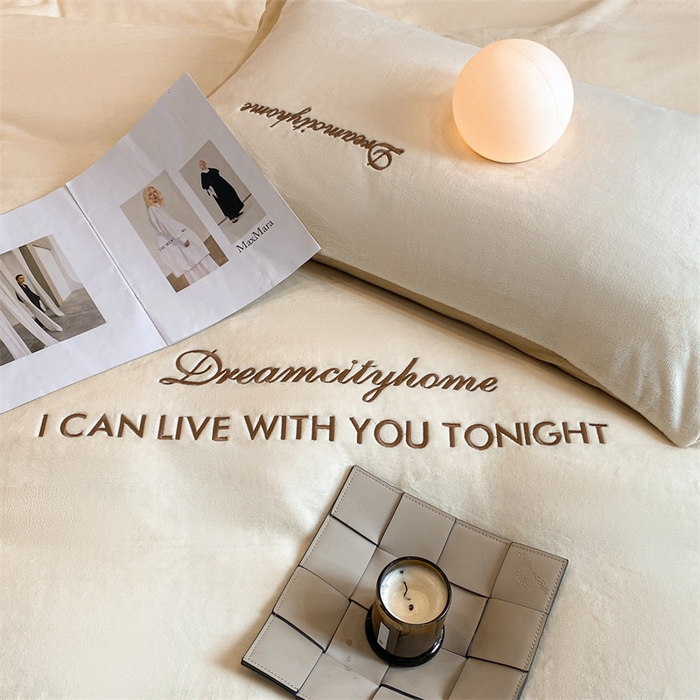 91家纺网 家纺一手货源 找家纺 梦幻之城 2025新款牛奶绒刺绣四件套-安克斯绒B款 安克斯绒-奶芋色+杏仁