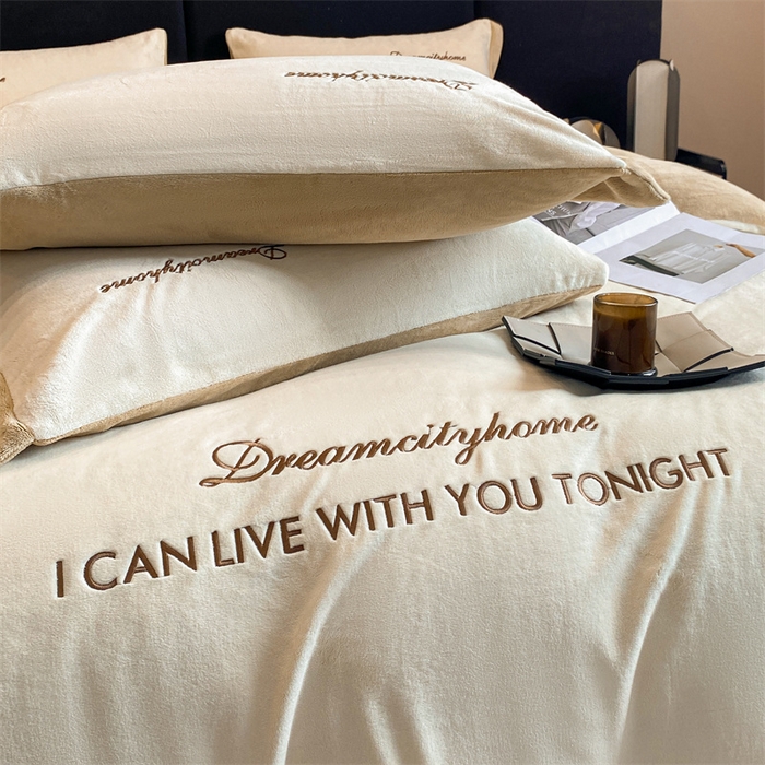 91家纺网 家纺一手货源 找家纺 梦幻之城 2025新款牛奶绒刺绣四件套-安克斯绒B款 安克斯绒-奶芋色+杏仁