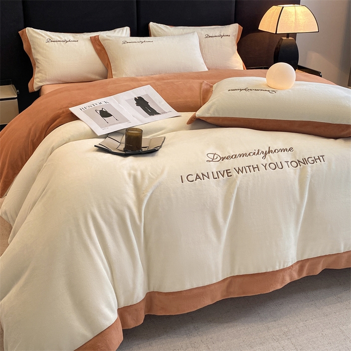 91家纺网 家纺一手货源 找家纺 梦幻之城 2025新款牛奶绒刺绣四件套-安克斯绒B款 安克斯绒-奶芋色+亚麻驼