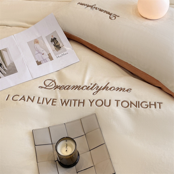 91家纺网 家纺一手货源 找家纺 梦幻之城 2025新款牛奶绒刺绣四件套-安克斯绒B款 安克斯绒-奶芋色+亚麻驼