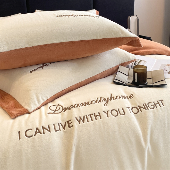 91家纺网 家纺一手货源 找家纺 梦幻之城 2025新款牛奶绒刺绣四件套-安克斯绒B款 安克斯绒-奶芋色+亚麻驼