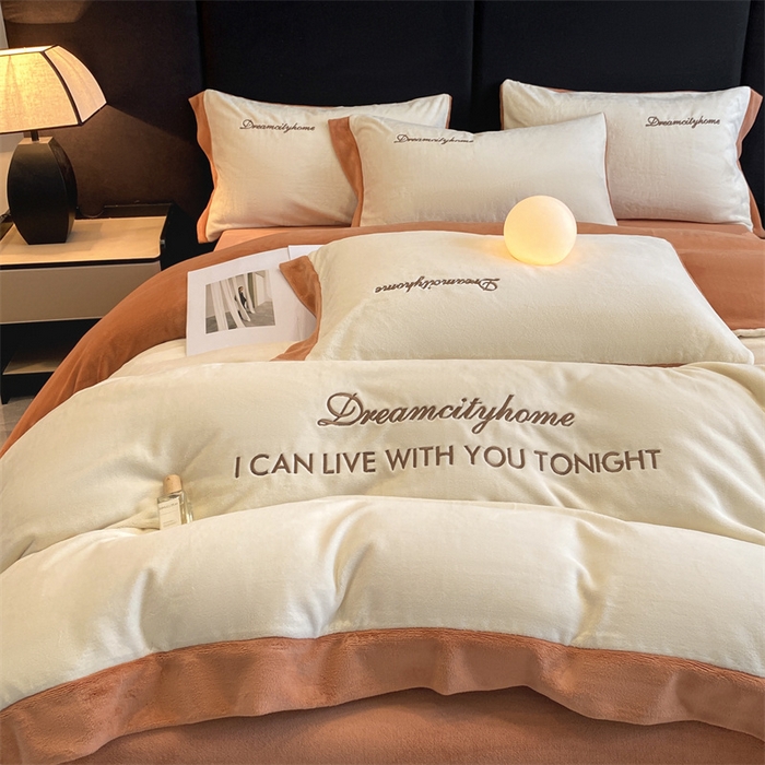 91家纺网 家纺一手货源 找家纺 梦幻之城 2025新款牛奶绒刺绣四件套-安克斯绒B款 安克斯绒-奶芋色+亚麻驼