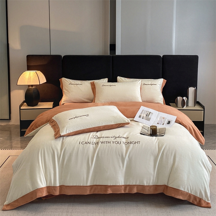 91家纺网 家纺一手货源 找家纺 梦幻之城 2025新款牛奶绒刺绣四件套-安克斯绒B款 安克斯绒-奶芋色+亚麻驼