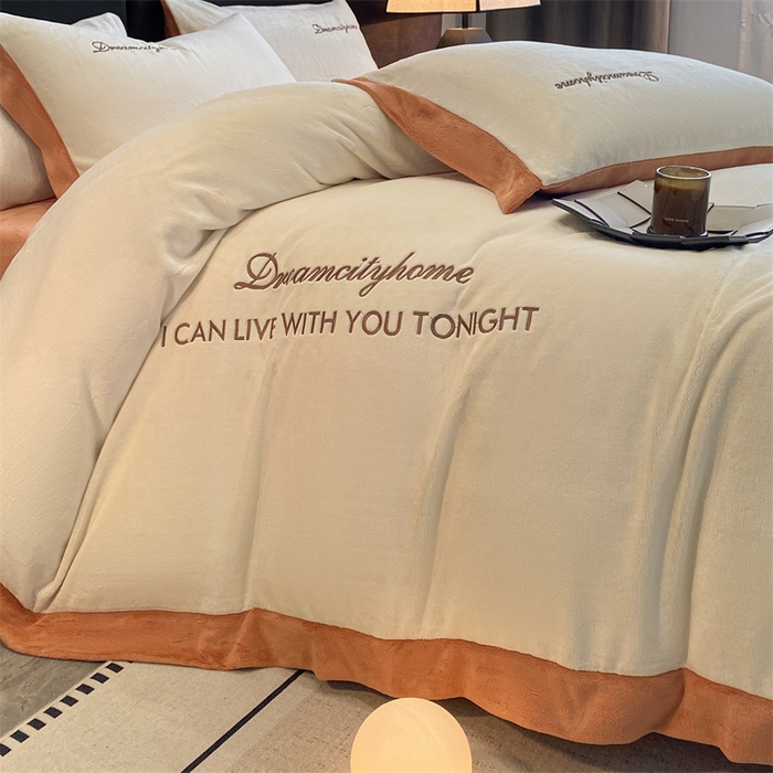 91家纺网 家纺一手货源 找家纺 梦幻之城 2025新款牛奶绒刺绣四件套-安克斯绒B款 安克斯绒-奶芋色+亚麻驼