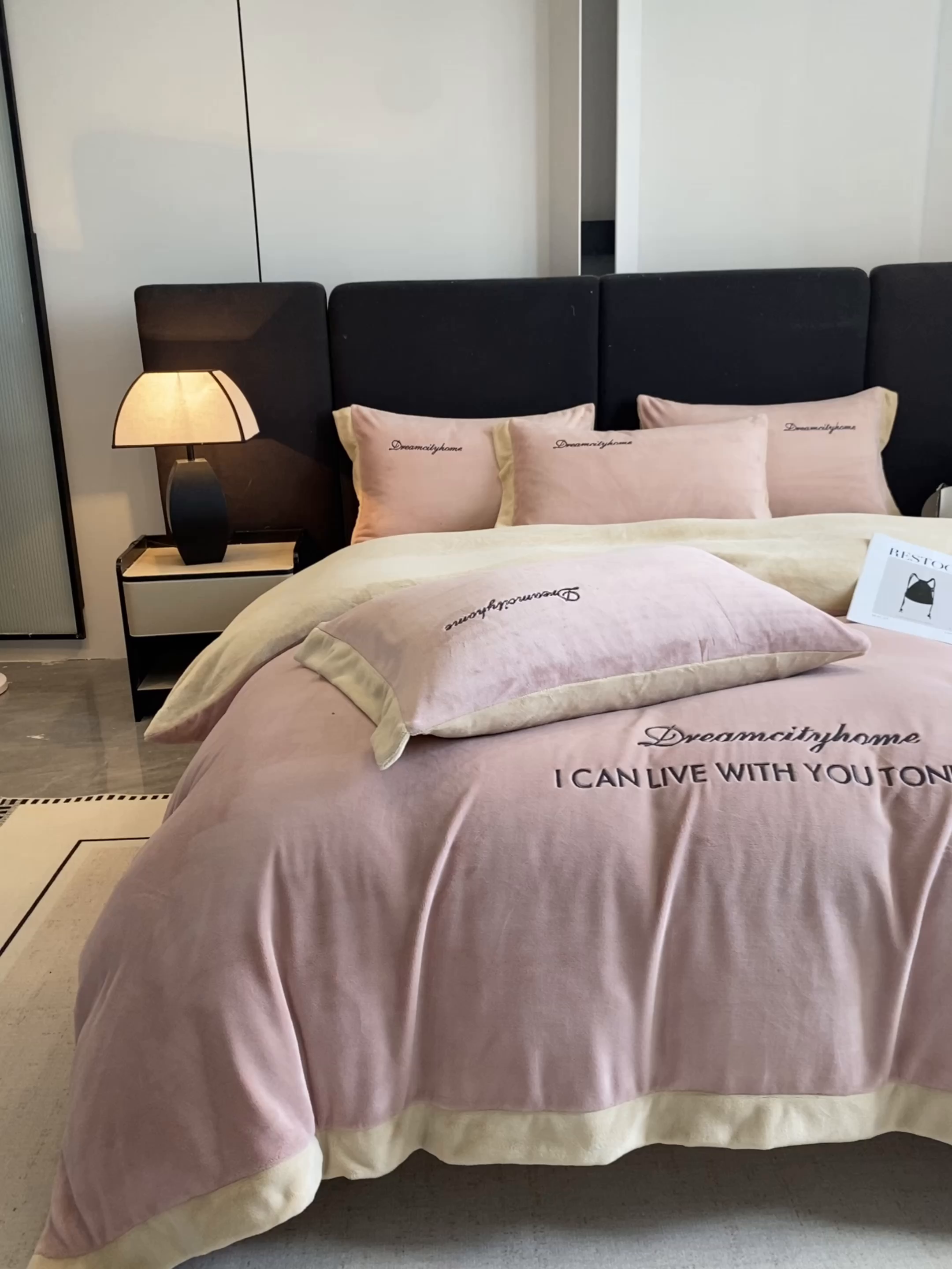 91家纺网 家纺一手货源 找家纺 梦幻之城 2025新款牛奶绒刺绣四件套-安克斯绒B款 安克斯绒-可可粉+香槟色