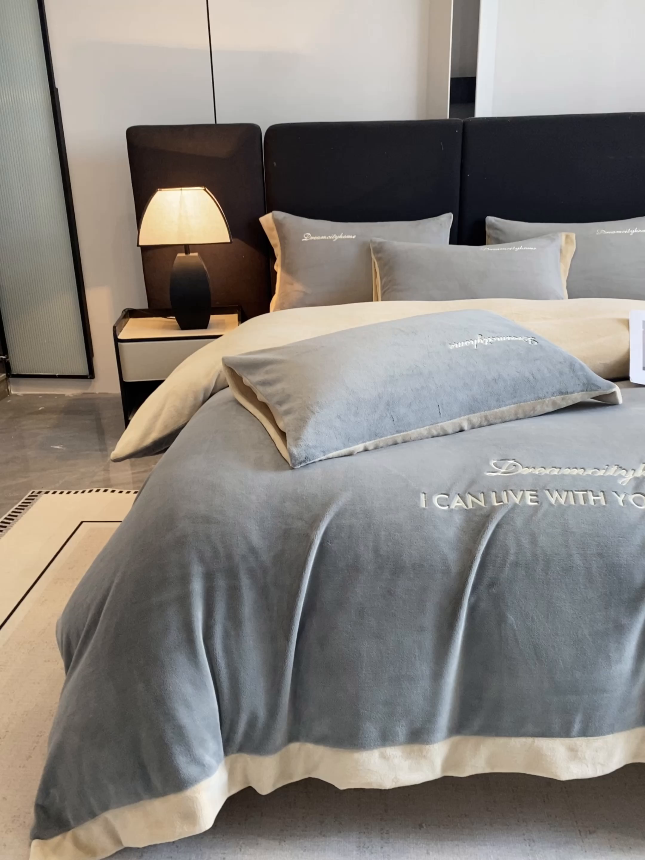 91家纺网 家纺一手货源 找家纺 梦幻之城 2025新款牛奶绒刺绣四件套-安克斯绒B款 安克斯绒-经典灰+香槟色