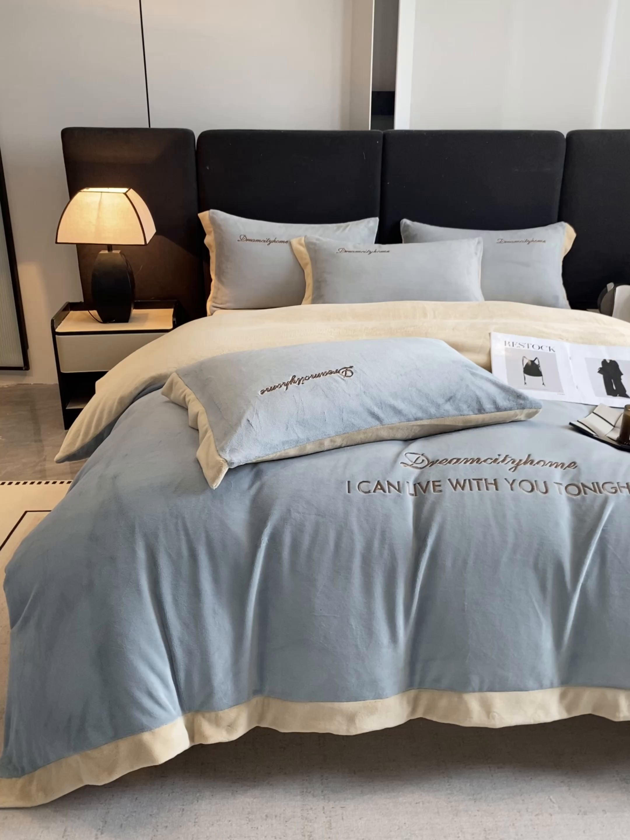 91家纺网 家纺一手货源 找家纺 梦幻之城 2025新款牛奶绒刺绣四件套-安克斯绒B款 安克斯绒-星辰灰+香槟色