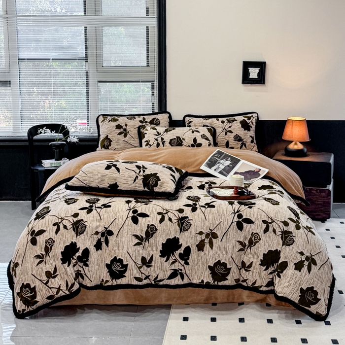 91家纺网 家纺一手货源 找家纺 诺梵家纺 2025新款兔毛绒包边 雕花绒四件套 花魅-米