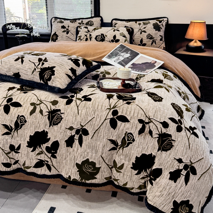 91家纺网 家纺一手货源 找家纺 诺梵家纺 2025新款兔毛绒包边 雕花绒四件套 花魅-米