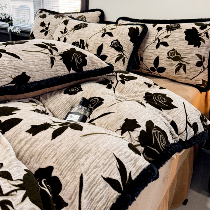 91家纺网 家纺一手货源 找家纺 诺梵家纺 2025新款兔毛绒包边 雕花绒四件套 花魅-米