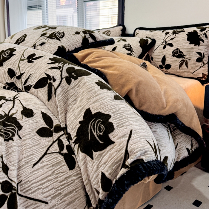 91家纺网 家纺一手货源 找家纺 诺梵家纺 2025新款兔毛绒包边 雕花绒四件套 花魅-米