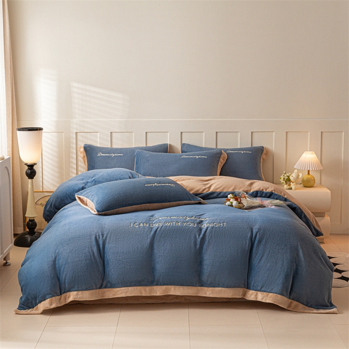 91家纺网 家纺一手货源 找家纺 梦幻之城 2025新款牛奶绒刺绣四件套-安克斯绒C款 安克斯绒-宾利蓝+香槟色