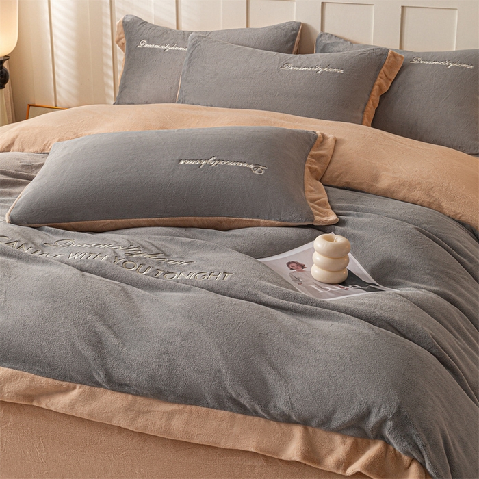 91家纺网 家纺一手货源 找家纺 梦幻之城 2025新款牛奶绒刺绣四件套-安克斯绒C款 安克斯绒-经典灰+香槟色