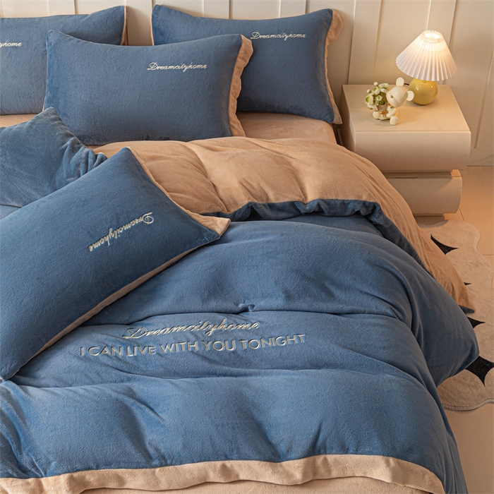 91家纺网 家纺一手货源 找家纺 梦幻之城 2025新款牛奶绒刺绣四件套-安克斯绒C款 安克斯绒-宾利蓝+香槟色