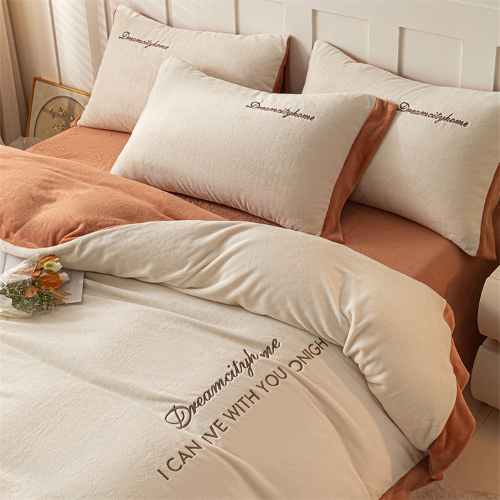 91家纺网 家纺一手货源 找家纺 梦幻之城 2025新款牛奶绒刺绣四件套-安克斯绒C款 安克斯绒-奶芋色+亚麻驼