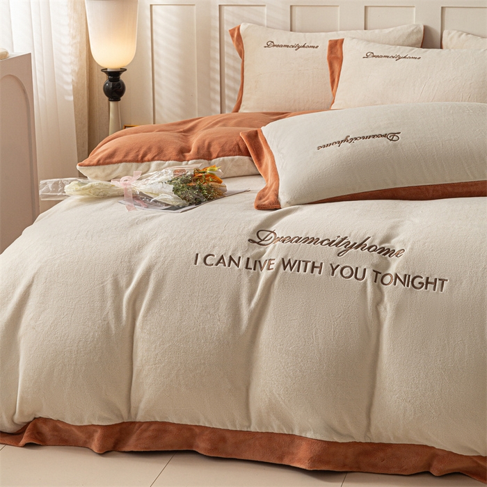 91家纺网 家纺一手货源 找家纺 梦幻之城 2025新款牛奶绒刺绣四件套-安克斯绒C款 安克斯绒-奶芋色+亚麻驼