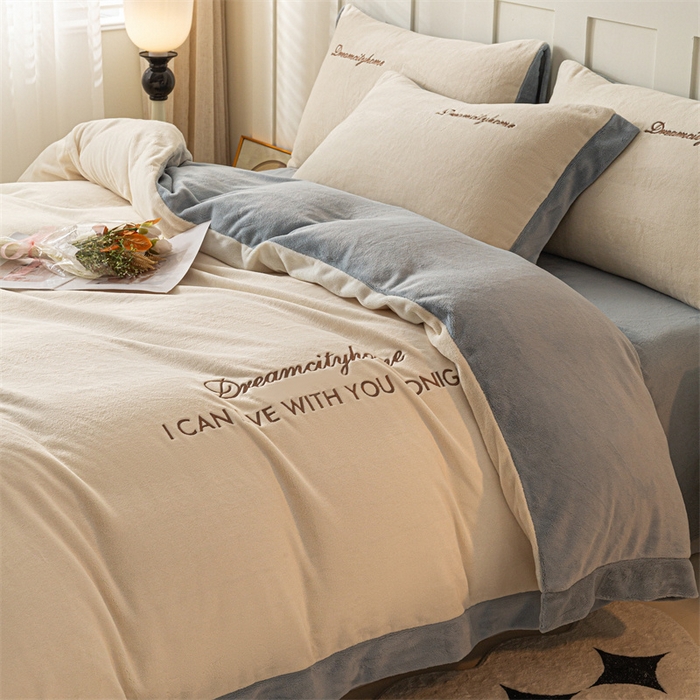 91家纺网 家纺一手货源 找家纺 梦幻之城 2025新款牛奶绒刺绣四件套-安克斯绒C款 安克斯绒-奶芋色+星辰灰