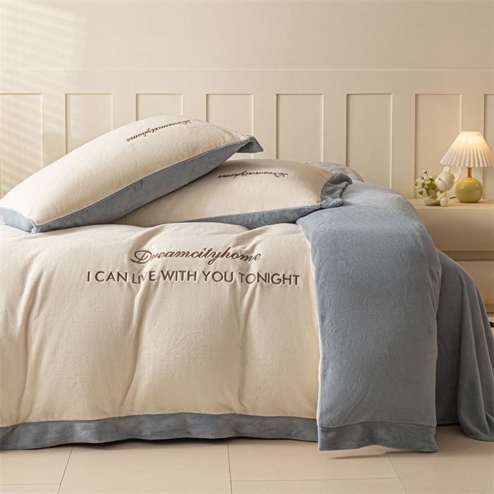 91家纺网 家纺一手货源 找家纺 梦幻之城 2025新款牛奶绒刺绣四件套-安克斯绒C款 安克斯绒-奶芋色+星辰灰