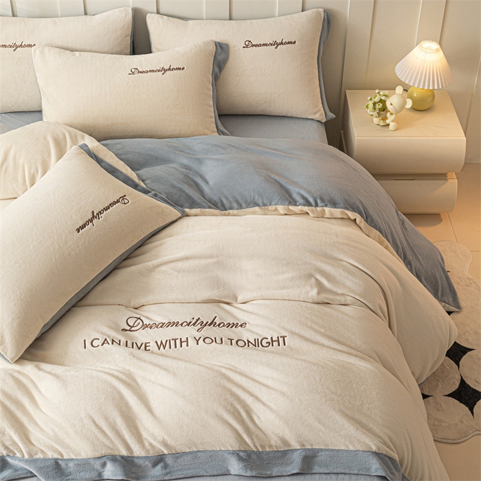 91家纺网 家纺一手货源 找家纺 梦幻之城 2025新款牛奶绒刺绣四件套-安克斯绒C款 安克斯绒-奶芋色+星辰灰