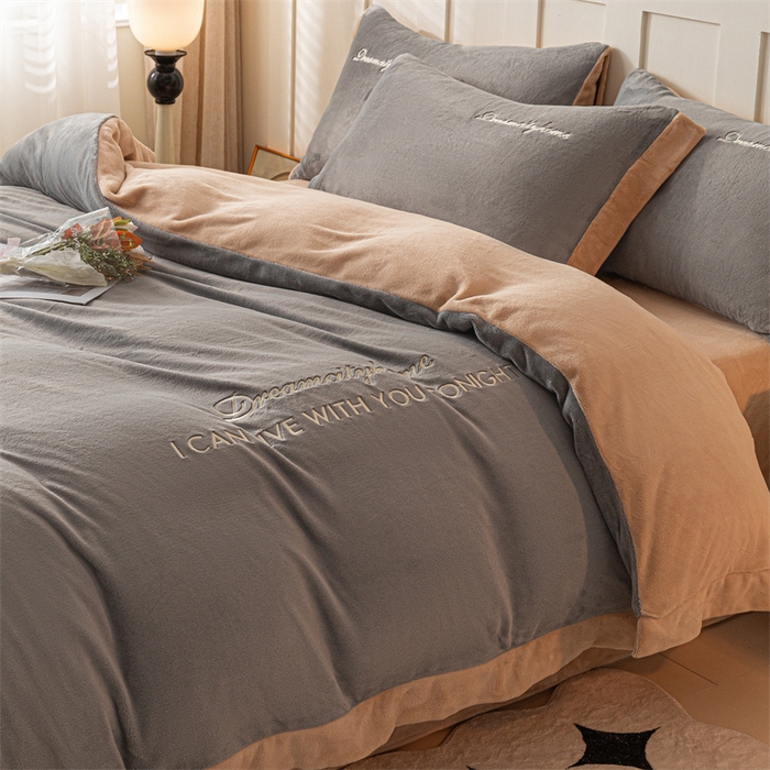 91家纺网 家纺一手货源 找家纺 梦幻之城 2025新款牛奶绒刺绣四件套-安克斯绒C款 安克斯绒-经典灰+香槟色