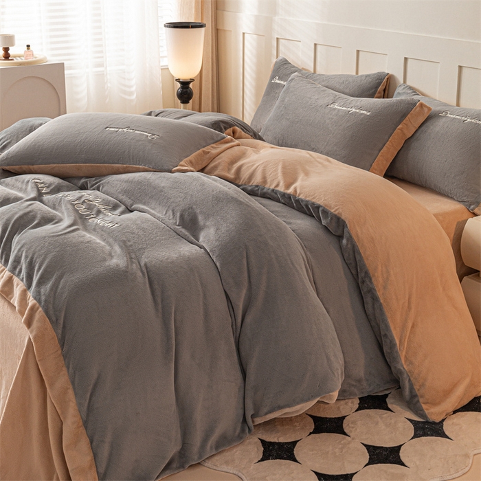 91家纺网 家纺一手货源 找家纺 梦幻之城 2025新款牛奶绒刺绣四件套-安克斯绒C款 安克斯绒-经典灰+香槟色