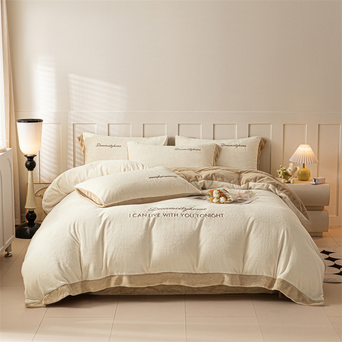 91家纺网 家纺一手货源 找家纺 梦幻之城 2025新款牛奶绒刺绣四件套-安克斯绒C款 安克斯绒-奶芋色+杏仁